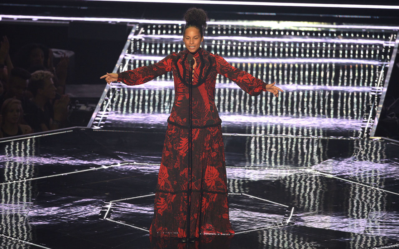 Alicia Keys Reveals She Is Hosting The 2019 Grammy Awards Alicia Keys Reveals She Is Hosting The 2019 Grammy AwardsGuardian Life