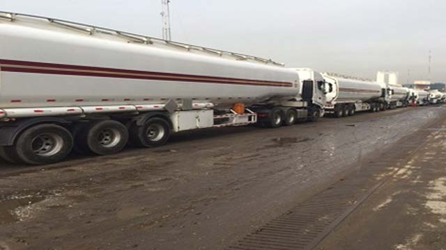 Fear as petrol tanker fall, spills content in Lagos Fear as petrol tanker fall, spills content in Lagos