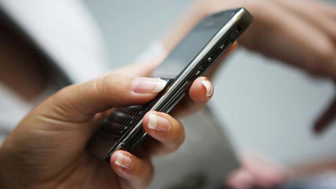 Saudi to notify women of divorce by text message Saudi to notify women of divorce by text message
