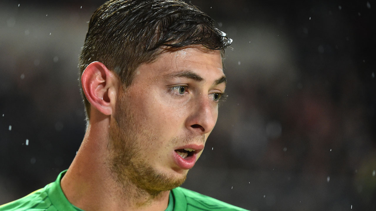 Sister will 'never stop' search for missing Sala as rescuers quit Sister will 'never stop' search for missing Sala as rescuers quit