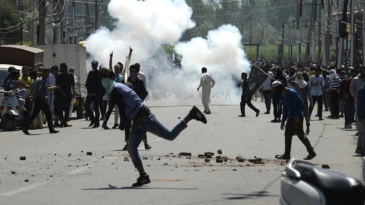 Suspected political thugs clash in Surulere Suspected political thugs clash in Surulere