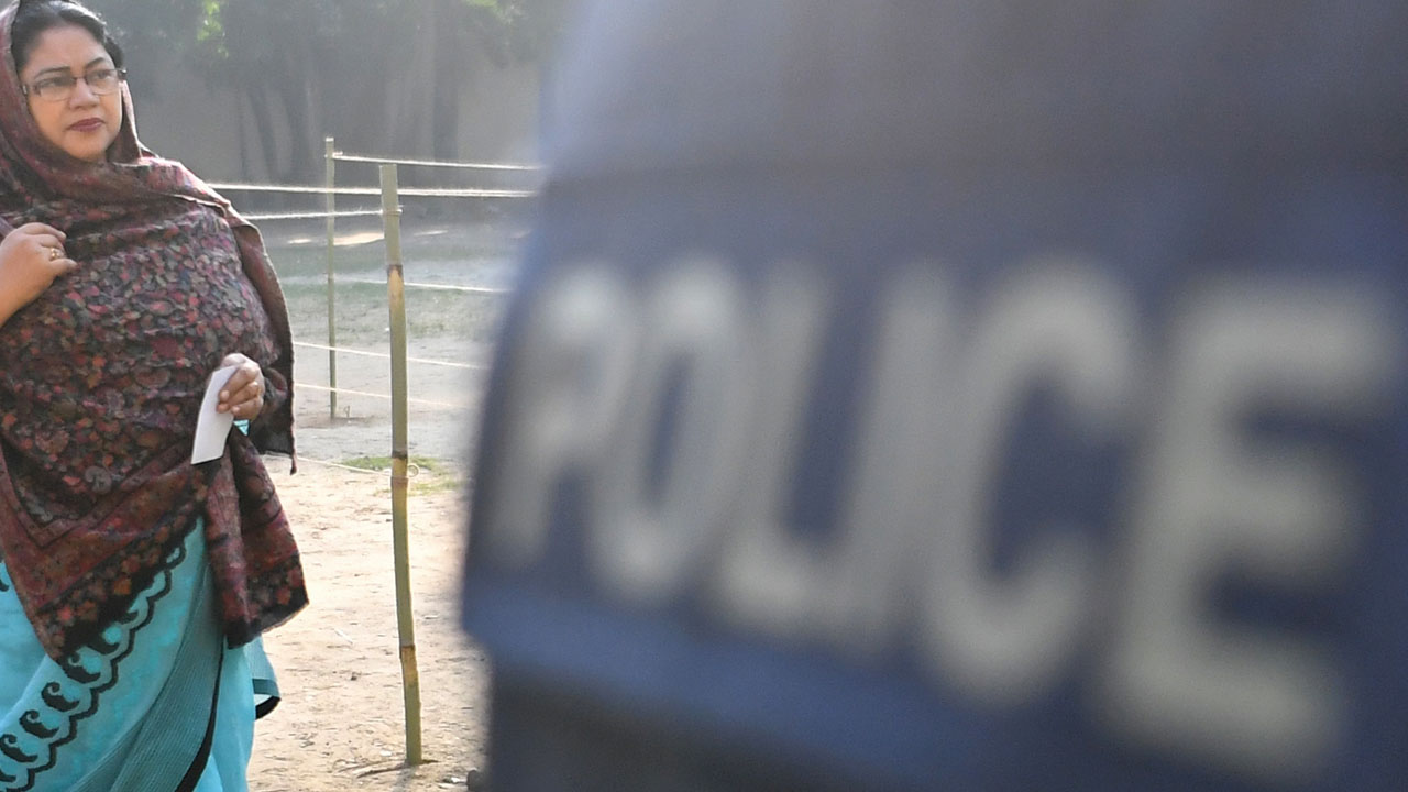 Tear gas, rubber bullets as Bangladesh garment workers strike Tear gas, rubber bullets as Bangladesh garment workers strike