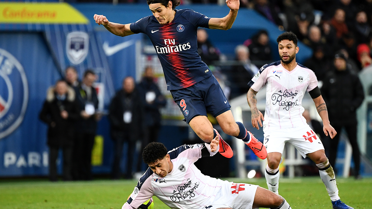 Cavani comes off injured for PSG ahead of Man Utd clash Cavani comes off injured for PSG ahead of Man Utd clash