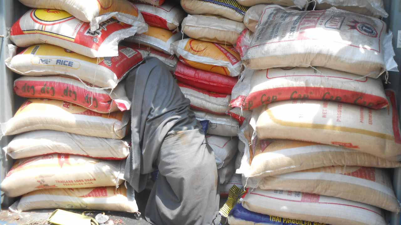 Customs distributes rice, vegetable oil to orphanage homes in Lagos Customs distributes rice, vegetable oil to orphanage homes in Lagos The Guardian Nigeria News