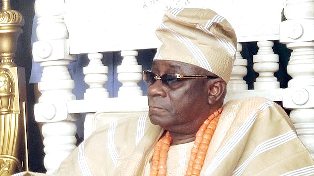 Akiolu, others donate cash, relief items to collapsed building victims | Akiolu, others donate cash, relief items to collapsed building victims |