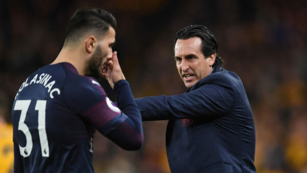 Unai Emery the Arsenal Head Coach talks to Sead Kolasinac during the Premier League match between Wolverhampton Wanderers and Arsenal FC