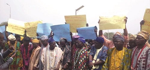 Protesters-on-Monday-at-the-gate-of-the-Osun-State-secretariat-3