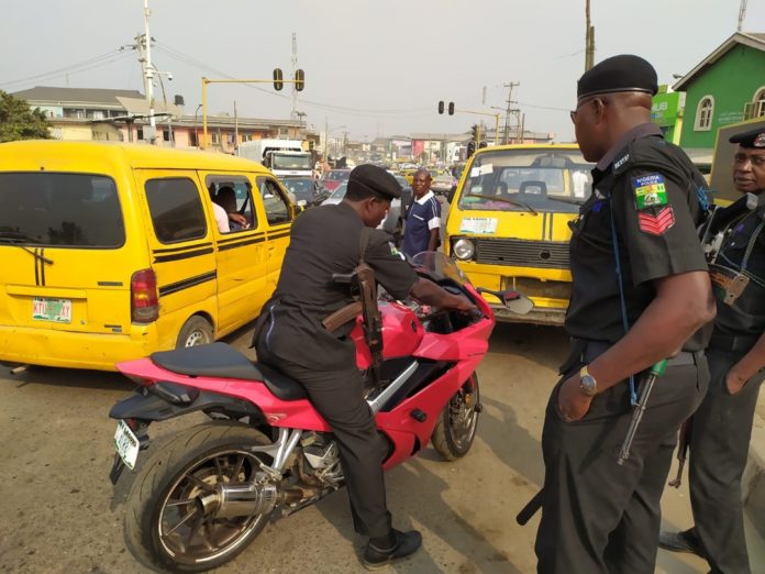 okada-ban-crowd-disgrace-police-officers-after-seizing-power-bike-in-lagos