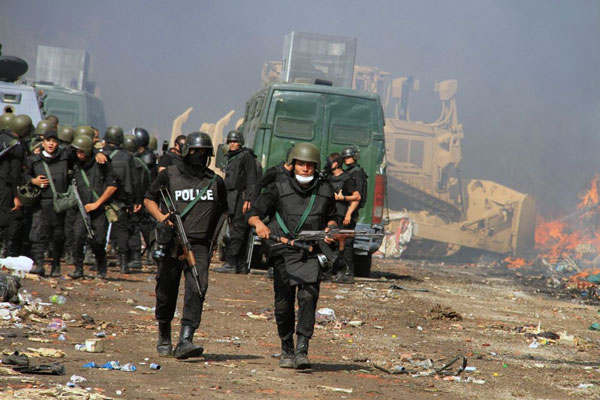 egyptian-police-soldeirs-rabaa-fire-bulldozer