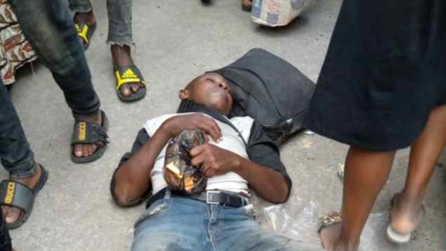 traders-in-sh0ck-as-well-dressed-young-man-falls-asleep-near-bridge-at-idumota-in-lagos (1)