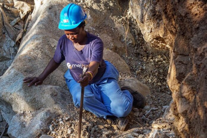 Zim-women-miners