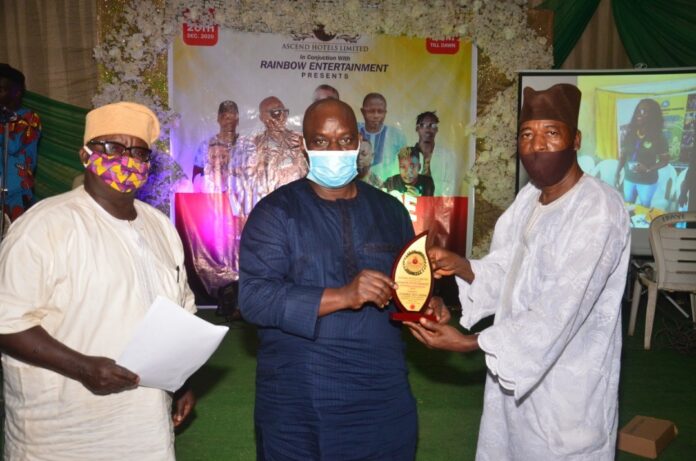 Femi Ogunlogba, Radio Presenter/Event Coordinator; Tunji Abiola, Head, Head Office Control & Conduct and Process Review, Stanbic IBTC Bank PLC and Comrade Omolade Ganiyu, Chairman, Olambe Community Development Council during the presentation of the Outstanding Community Service Award (CSR Category) to Stanbic IBTC Bank PLC by Olambe Community, Ogun State recently. Femi Ogunlogba, Radio Presenter/Event Coordinator; Tunji Abiola, Head, Head Office Control & Conduct and Process Review, Stanbic IBTC Bank PLC and Comrade Omolade Ganiyu, Chairman, Olambe Community Development Council during the presentation of the Outstanding Community Service Award (CSR Category) to Stanbic IBTC Bank PLC by Olambe Community, Ogun State recently.