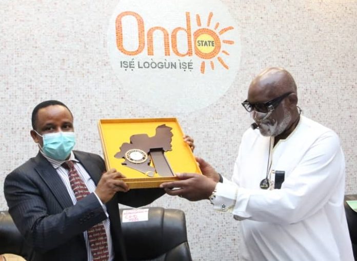 Akwa-Receives-sourvirnir-from-Gov-Akeredolu