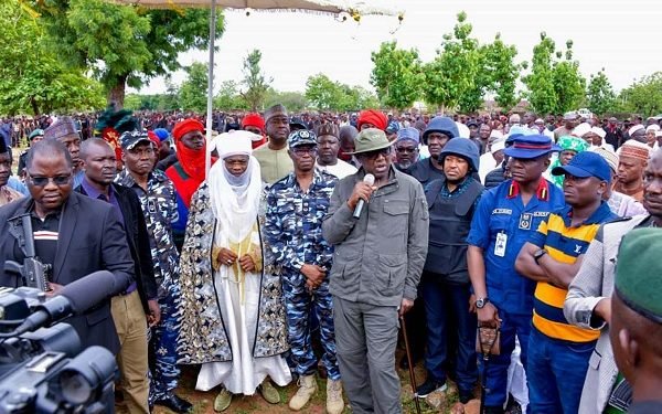 Gov Abubakar Bello of Niger addressing the special squad of security personnel deployed to Rafi Local Government Area of the state, to ensure safe returns of the abducted Tagina Islamiya School children, on Monday (31/6/21). With him is the Emir of Kagara, Alhaji Ahmed Gunna. 02890/21/6/2021/Aminu Garko/BJO/NAN Gov Abubakar Bello of Niger addressing the special squad of security personnel deployed to Rafi Local Government Area of the state, to ensure safe returns of the abducted Tagina Islamiya School children, on Monday (31/6/21). With him is the Emir of Kagara, Alhaji Ahmed Gunna. 02890/21/6/2021/Aminu Garko/BJO/NAN