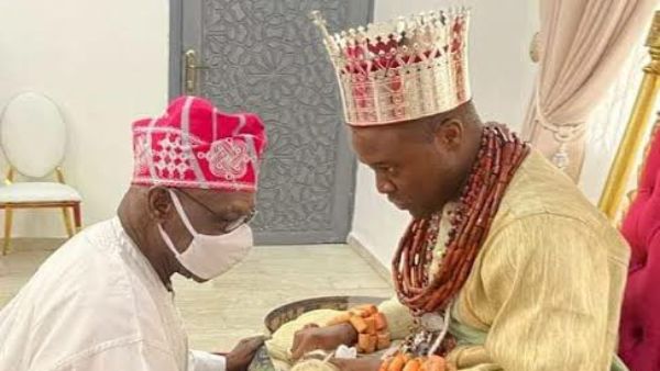 Olusegun-Obasanjo-bows-to-Olu-of-Warri-Ogiame-Atuwatse-III