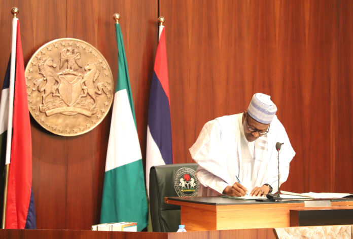 Pic.19.-President-Muhammadu-Buhari-signs-executive-order-number-6-in-Abuja.jpg