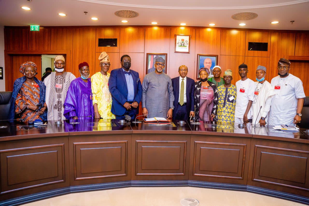 L-R: Chairperson Ogun State Women in Agriculture, Mrs Funmi Oyekunle;  Deputy Chairman, All Farmers  Association of Nigeria, AFAN, Ogun State, Engr Shore Odusami;  Vice Chairman, Rice Farmers Association of Nigeria, RIFAN,  Ogun State, AlhajI Ahmed Arikosere; Deputy National President, AFAN , Prince Segun Dasaolu; Commissioner for Agriculture, Ogun State, Dr. Adeola Odedina; Ogun State Governor, Prince Dapo Abiodun;  Central Bank Governor, Mr. Godwin Emefiele; Chairperson, AFAN Ogun State, Alhaja Lola Adeoye Kushimo; State Chairman, State Chairman, National Cassava Growers Association (NCGA), Prince Akinbode Adeneye; Ogun State AFAN Secretary, Prince Abiodun Ogunjimi; Youth Leader, AFAN Ogun State, Olorunshola Osasona;  State Chairman, Ogun State Fishery and Aquaculture Farmers Association,  Mr. Adebayo Adeogun and Member Ogun State CBN Anchor Borrowers Steering Committee,  Alhaji Bakai Okedara during a thank you visit by leadership of Ogun State farmers’ group and commodity associations to the CBN Governor and the team on Anchor Borrowers Programme in Abuja on Thursday