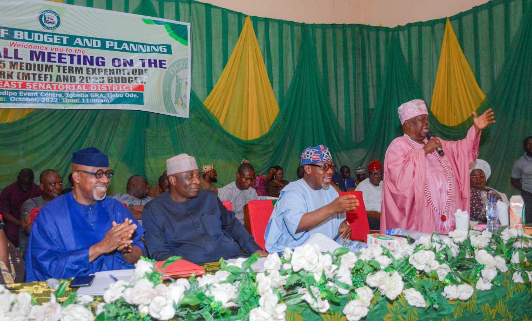 L-R: Ogun State Governor, Prince Dapo Abiodun; Senator representing Ogun East in the National Assembly, Lekan Mustapha; Ogun State Commissioner for Finance/Chief Economic Adviser, Dapo Okubadejo and the Dagburewe of Idowa, Oba Yinusa Adekoya who represented the Awujale and Paramount Ruler of Ijebuland, Oba Sikiru Adetona at the Town Hall Meeting on 2023-2025 Medium Term Expenditure Framework, held at Giwa Bisi Rodipe Event Centre in Ijebu-Ode on Monday