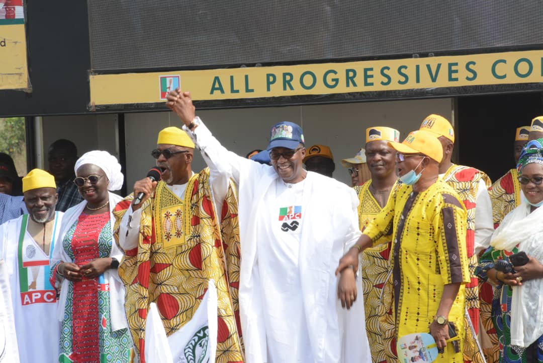 Governor Dapo Abiodun raising the hand of the APC Senatorial candidate for Ogun East, Otunba Gbenga Daniel.
The duo were flanked by the husband of the state deputy governor, Alhaji Oyedele (left), deputy governor Noimot Salako-Oyedele (second left) and the House of Reps candidate, Femi Ogubanwo (right)