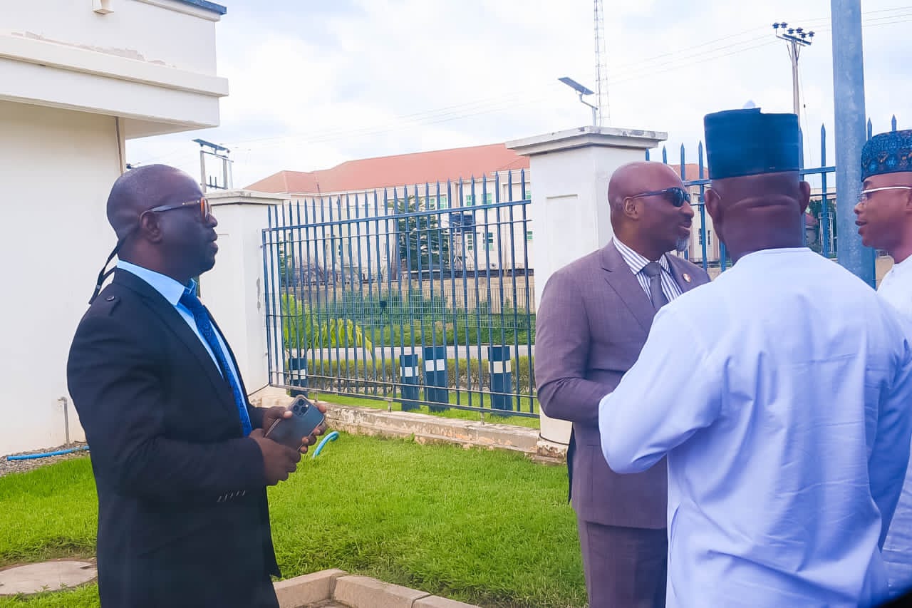 Yahaya Bello and Ododo in a discussion with EFCC officials before leaving.