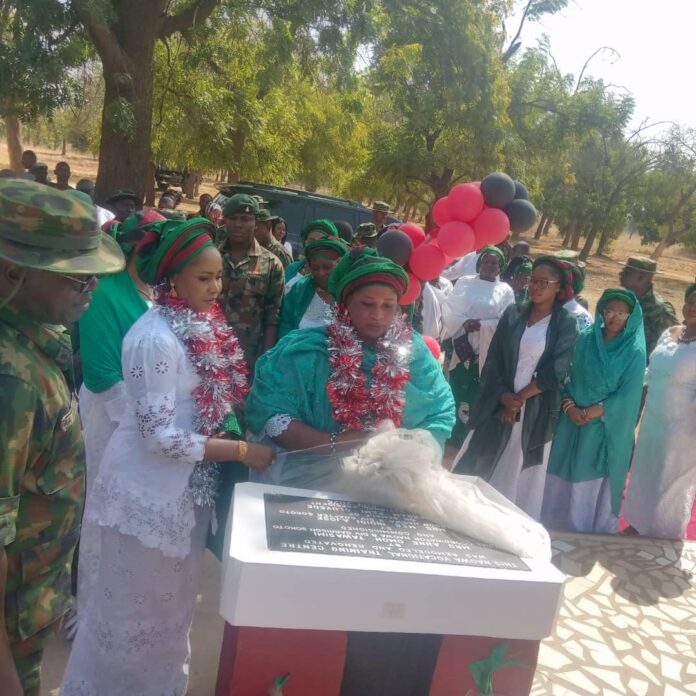 Mrs Ndidi Ajose, NAOWA Chairperson and Wife of 8 Division General Officer Commanding (GOC), asisted by Zonal Coordinator and Wife of Garrison Commander, Mrs Anne Omoh Tawasimi, unveiling the remodelled vocational training centre in Giginya Barrack Sokoto
