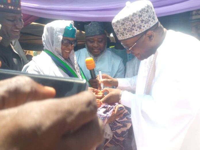 Sokoto state deputy governor, Mohammed Idris Gobir administering polio vaccine on a child in Shagari local government during the June 2025 flag off excercise. Photo by Ankeli Emmanuel, Sokoto Sokoto state deputy governor, Mohammed Idris Gobir administering polio vaccine on a child in Shagari local government during the June 2025 flag off excercise. Photo by Ankeli Emmanuel, Sokoto
